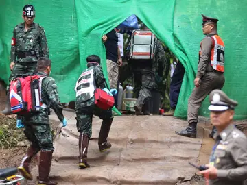 Personal médico accede a una zona restringida durante el rescate en Tailandia Personal médico accede a una zona restringida durante el rescate en Tailandia