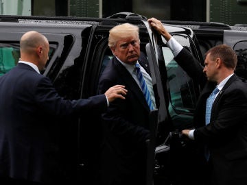 Trump subiéndose al coche oficial