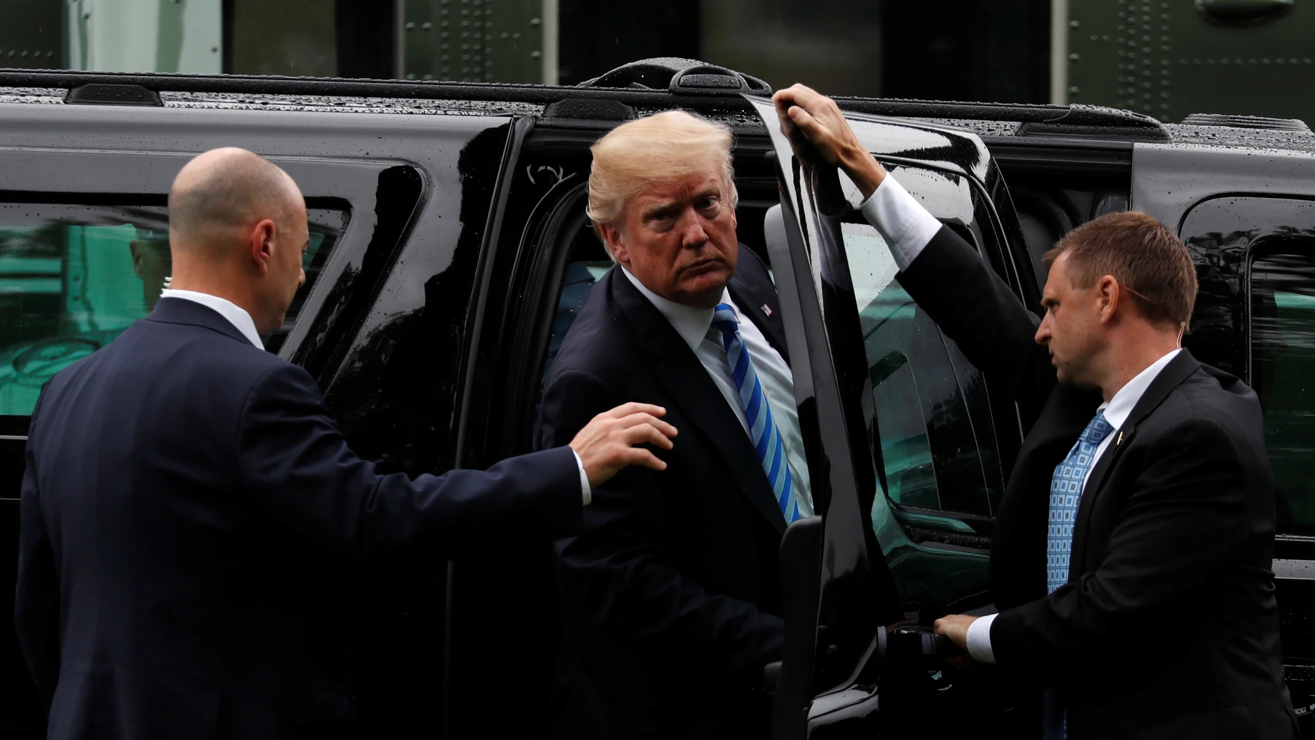 Trump subiéndose al coche oficial Trump subiéndose al coche oficial