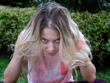 Mujer con el pelo lleno de canas Mujer con el pelo lleno de canas
