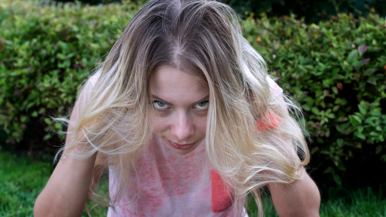 Mujer con el pelo lleno de canas Mujer con el pelo lleno de canas