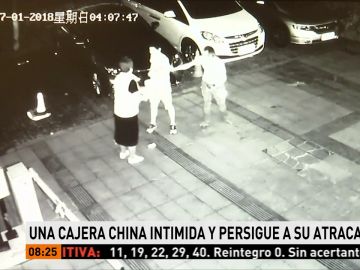 Una cajera china intimida y persigue a su atracador hasta cogerlo y entregárselo a la Policía
