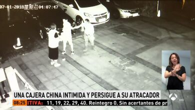 Una cajera china intimida y persigue a su atracador hasta cogerlo y entregárselo a la Policía