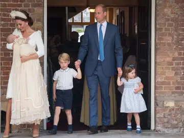 La duquesa Catalina de Cambridge sostiene a su hijo, el príncipe Luis La duquesa Catalina de Cambridge sostiene a su hijo, el príncipe Luis
