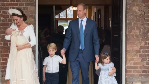 La duquesa Catalina de Cambridge sostiene a su hijo, el príncipe Luis La duquesa Catalina de Cambridge sostiene a su hijo, el príncipe Luis