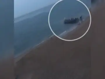 Nueva llegada de una narcolancha a la costa gaditana ante la mirada de los turistas Nueva llegada de una narcolancha a la costa gaditana ante la mirada de los turistas