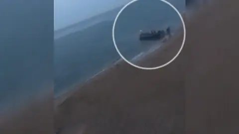 Nueva llegada de una narcolancha a la costa gaditana ante la mirada de los turistas Nueva llegada de una narcolancha a la costa gaditana ante la mirada de los turistas