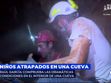  Un reportero de Espejo Público comprueba las dramáticas condiciones de estar en el interior de una cueva similar a la de Tailandia