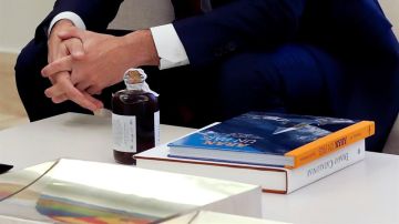 Torra regala a Sánchez un licor de ratafía y dos libros sobre Cataluña