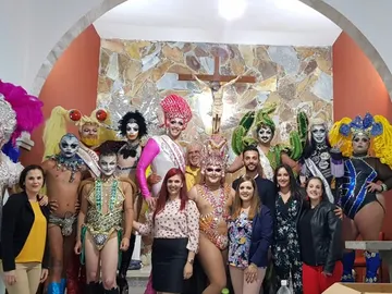 La imagen del párroco con los participantes en la gala Drag Queen La imagen del párroco con los participantes en la gala Drag Queen