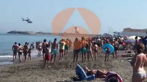 Persecución de un helicóptero de la Guardia Civil a una 'narcolancha' a plena luz del día en Málaga Persecución de un helicóptero de la Guardia Civil a una 'narcolancha' a plena luz del día en Málaga