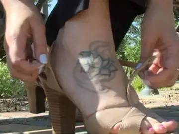 Tatuaje en el pie de una opositora a militar Tatuaje en el pie de una opositora a militar