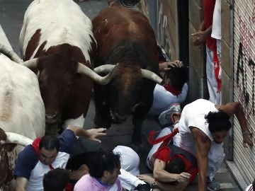 Los toros de la ganadería gaditana Cebada Gago enfilan la calle Estafeta en el tercer encierro de San Fermín 2018