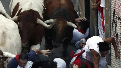 Los espectaculares toros de Cebada Gago protagonizan un emocionante tercer encierro con situaciones de peligro