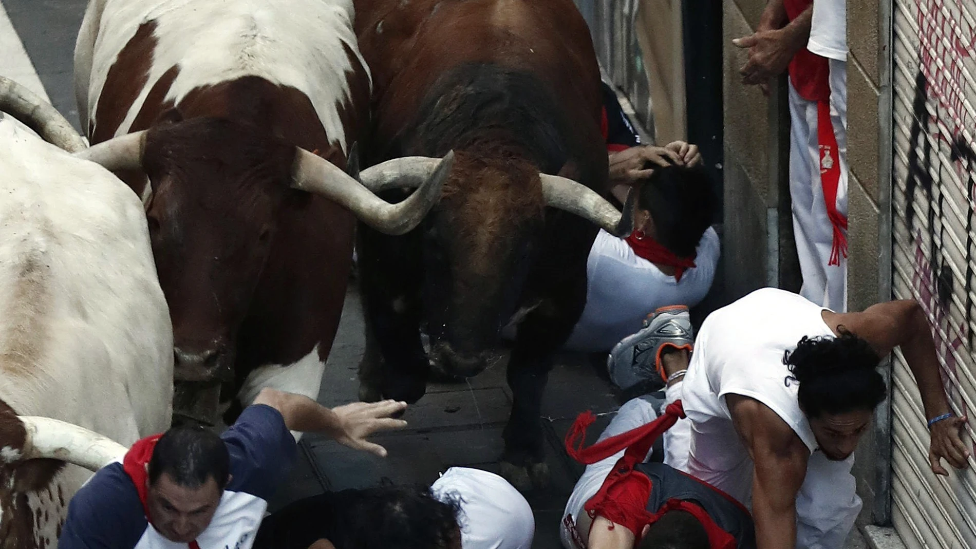 Los toros de la ganadería gaditana Cebada Gago enfilan la calle Estafeta en el tercer encierro de San Fermín 2018