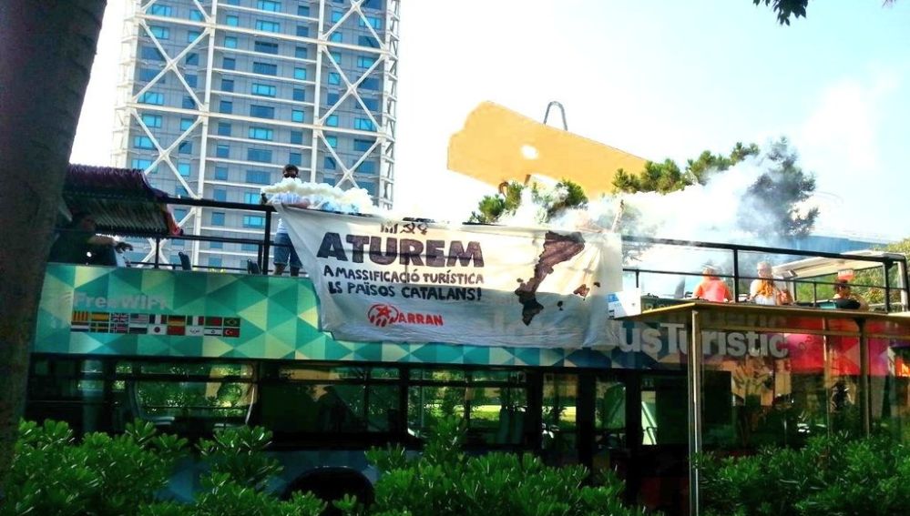 Protesta de miembros de Arran en un autobús turístico