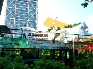 Protesta de miembros de Arran en un autobús turístico Protesta de miembros de Arran en un autobús turístico