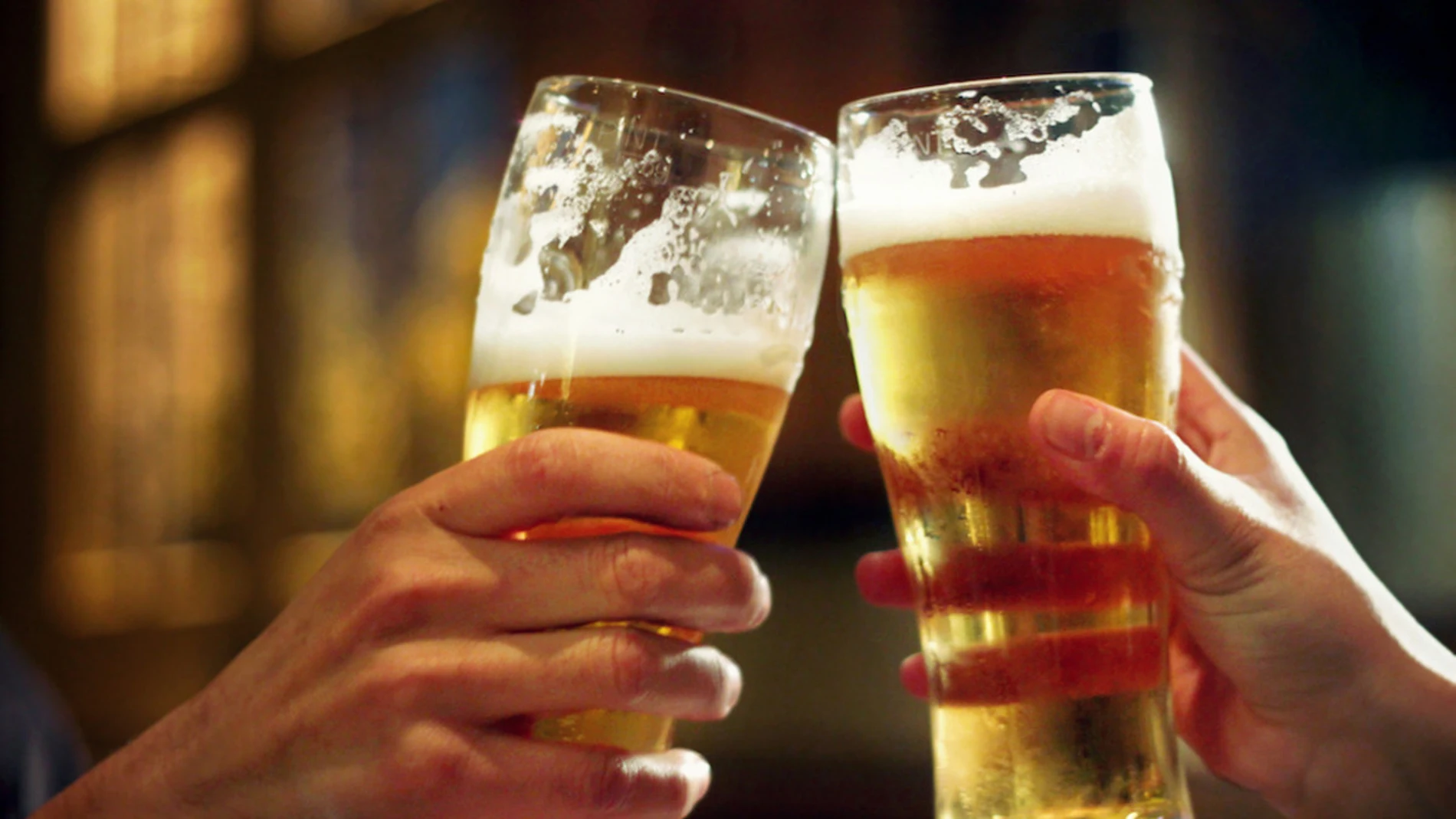 Dos vasos de cerveza Dos vasos de cerveza