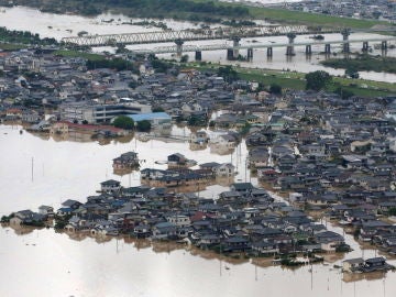 El río Takahashi inunda a su paso la población de Kurashiki, en la Prefectura de Okayama, Japón occidental