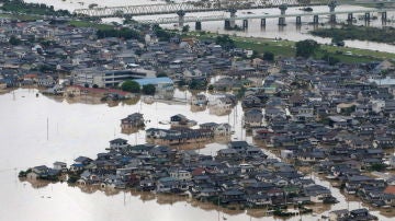El río Takahashi inunda a su paso la población de Kurashiki, en la Prefectura de Okayama, Japón occidental