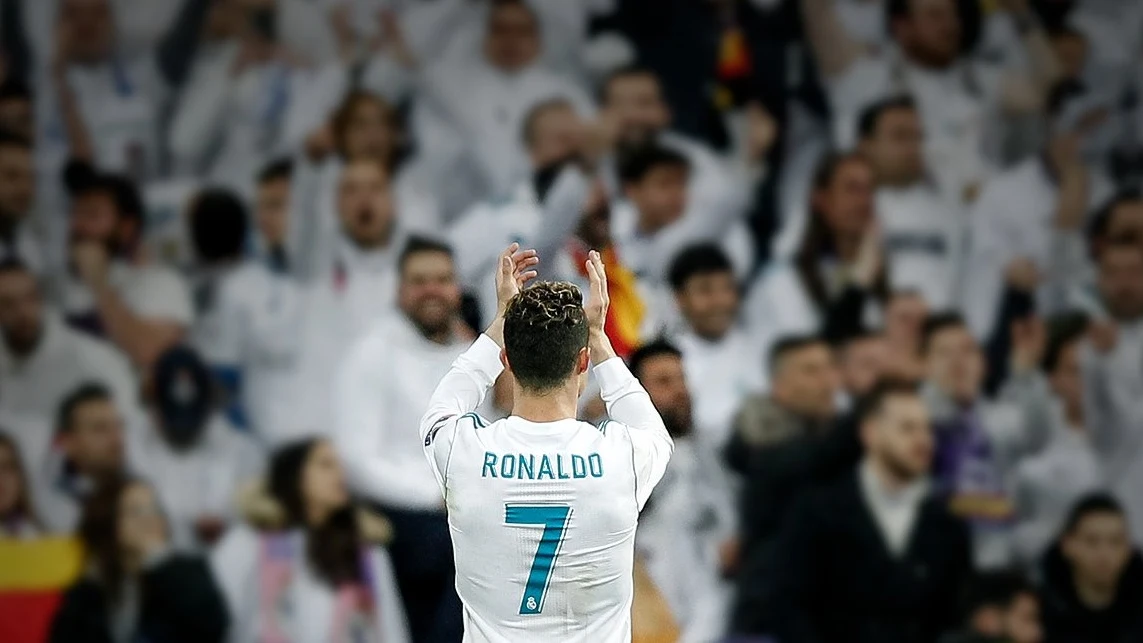 Cristiano Ronaldo agradece el apoyo a la afición en un partido Cristiano Ronaldo agradece el apoyo a la afición en un partido