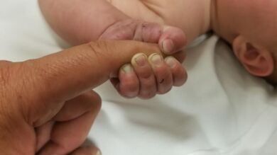 Una mujer da a luz en pleno vuelo y llama a su hijo Uralbek en honor a la compañía