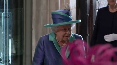 Reaparece la reina Isabel II de Inglaterra tras ausentarse del bautizo de su bisnieto