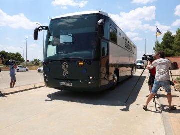  El autobús de la Guardia Civil que transporta a los exconsellers catalanes de Presidencia Jordi Turull, de Interior Joaquim Forn y de Territorio Josep Rull