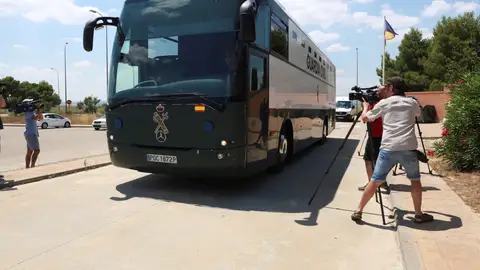 El autobús de la Guardia Civil que transporta a los exconsellers catalanes de Presidencia Jordi Turull, de Interior Joaquim Forn y de Territorio Josep Rull El autobús de la Guardia Civil que transporta a los exconsellers catalanes de Presidencia Jordi Turull, de Interior Joaquim Forn y de Territorio Josep Rull