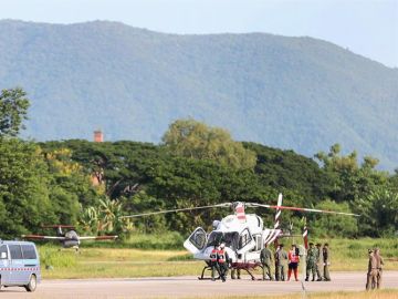 Soldados y policías tailandeses evacúan en helicóptero a uno de los niños