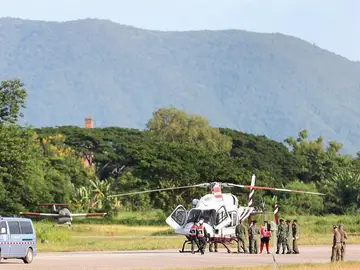 Soldados y policías tailandeses evacúan en helicóptero a uno de los niños Soldados y policías tailandeses evacúan en helicóptero a uno de los niños
