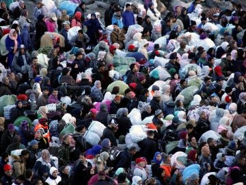 Unas 400 personas, la mayoría de ellas mujeres, han protagonizado una avalancha en la frontera de Ceuta con Marruecos.