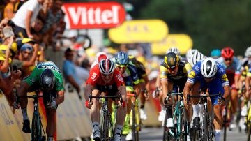 Fernando Gaviria, en el momento de sumar la victoria al sprint