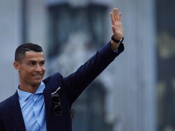 Cristiano Ronaldo saludando a la afición