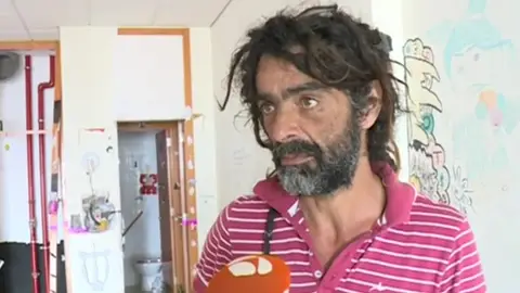 Uno de los okupas del centro comercial Uno de los okupas del centro comercial