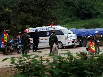 Uno de los niños que permanecían atrapados en la cueva Tham Luang es evacuado en ambulancia Uno de los niños que permanecían atrapados en la cueva Tham Luang es evacuado en ambulancia