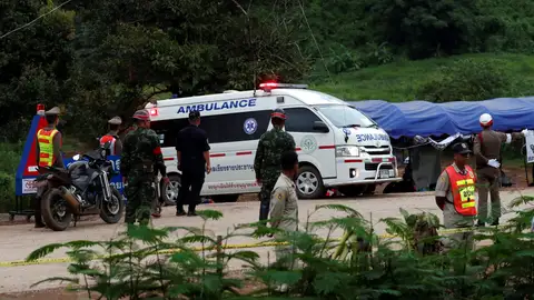 Uno de los niños que permanecían atrapados en la cueva Tham Luang es evacuado en ambulancia Uno de los niños que permanecían atrapados en la cueva Tham Luang es evacuado en ambulancia