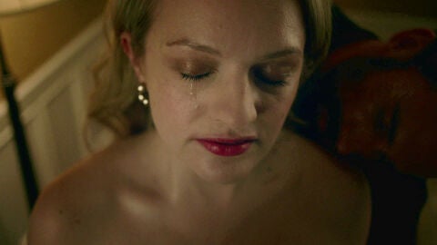 Defred se escapa de la habitación para reunirse con Moira tras someterse a los abusos de Fred Waferford