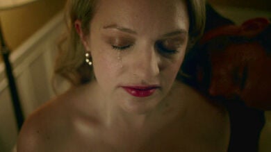 Defred se escapa de la habitación para reunirse con Moira tras someterse a los abusos de Fred Waferford