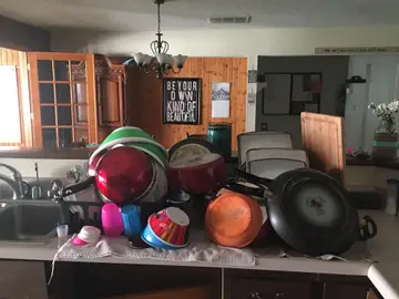 Platos sucios apilados en el fregadero Platos sucios apilados en el fregadero