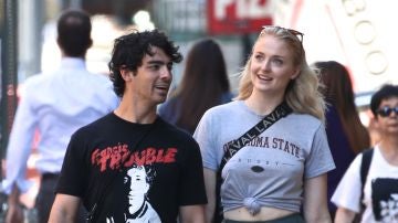 Joe Jonas y Sophie Turner paseando muy enamorados