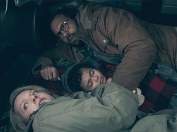 Luke, June y Hannah sufren un tenso percance dentro de un maletero durante su huida de Gilead