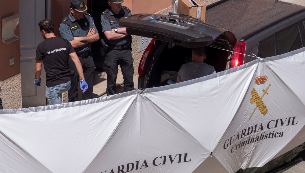 Agentes de la Guardia Civil en la vivienda donde un hombre rumano ha matado supuestamente a su pareja