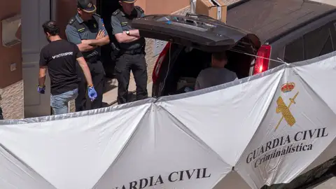 Agentes de la Guardia Civil en la vivienda donde un hombre rumano ha matado supuestamente a su pareja Agentes de la Guardia Civil en la vivienda donde un hombre rumano ha matado supuestamente a su pareja