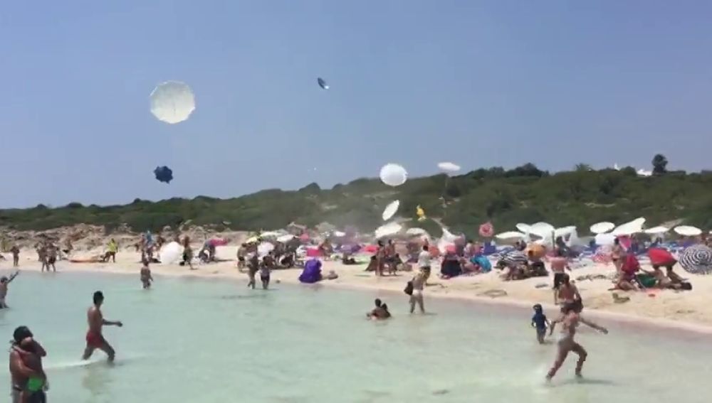 Un remolino de viento en la playa de Binibèquer (Menorca) desata el pánico entre los bañistas 