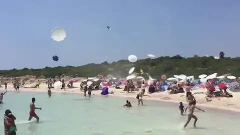 Un remolino de viento en la playa de Binibèquer (Menorca) desata el pánico entre los bañistas Un remolino de viento en la playa de Binibèquer (Menorca) desata el pánico entre los bañistas