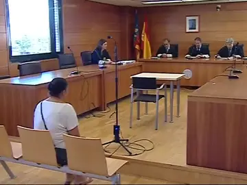 Una mujer reconoce haber atado a su hija con una cadena a una ventana tras sufrir un arrebato por su comportamiento Una mujer reconoce haber atado a su hija con una cadena a una ventana tras sufrir un arrebato por su comportamiento