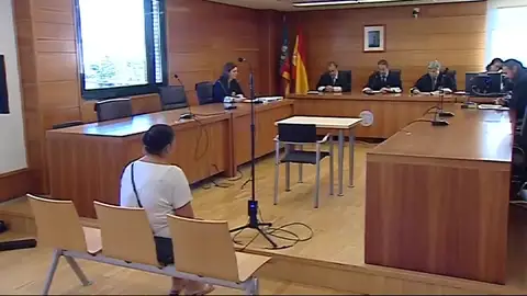 Una mujer reconoce haber atado a su hija con una cadena a una ventana tras sufrir un arrebato por su comportamiento Una mujer reconoce haber atado a su hija con una cadena a una ventana tras sufrir un arrebato por su comportamiento