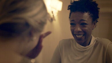 June se reencuentra milagrosamente con Moira en el Jezebel