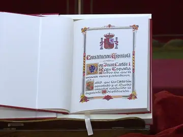 El Gobierno encarga a la RAE un estudio para adecuar la Constitución a un lenguaje no sexista El Gobierno encarga a la RAE un estudio para adecuar la Constitución a un lenguaje no sexista
